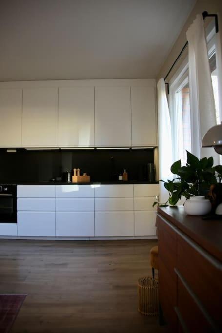 Modern With A Balcony And Free Parking *